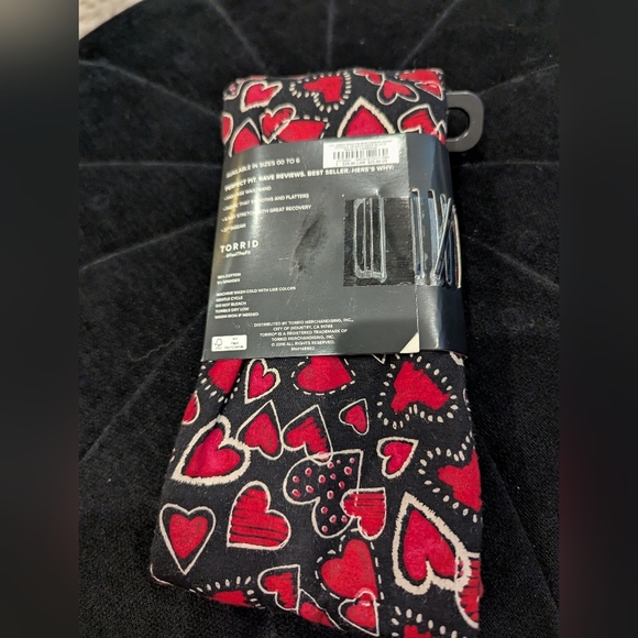 Torrid Full Length Premium Signa ture Leggings Black With Red Hearts 3x& 4x NWT - Picture 6 of 10